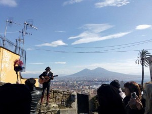 12193682_894415673947027_449088963144608952_n Erranze a suon di vino, musica e poesia lungo la Pedamentina